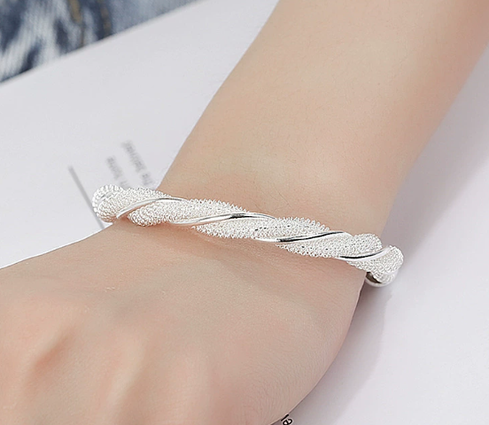 バングル レディース メンズ シンプル ツイストデザイン シルバーカラー フリーサイズ アクセサリー