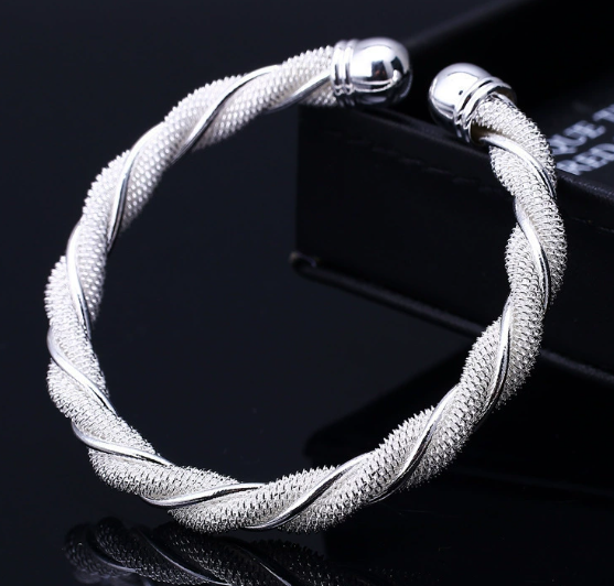 バングル レディース メンズ シンプル ツイストデザイン シルバーカラー フリーサイズ アクセサリー