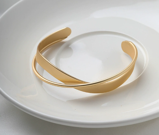 バングル レディース クロスデザイン シンプル ゴールドカラー フリーサイズ 上品 アクセサリー