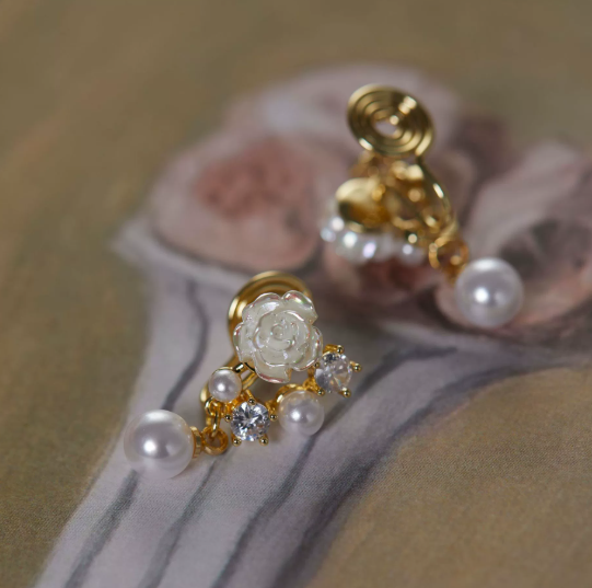フラワーモチーフ パールピアス ジルコニア シンプル 上品 レディース
